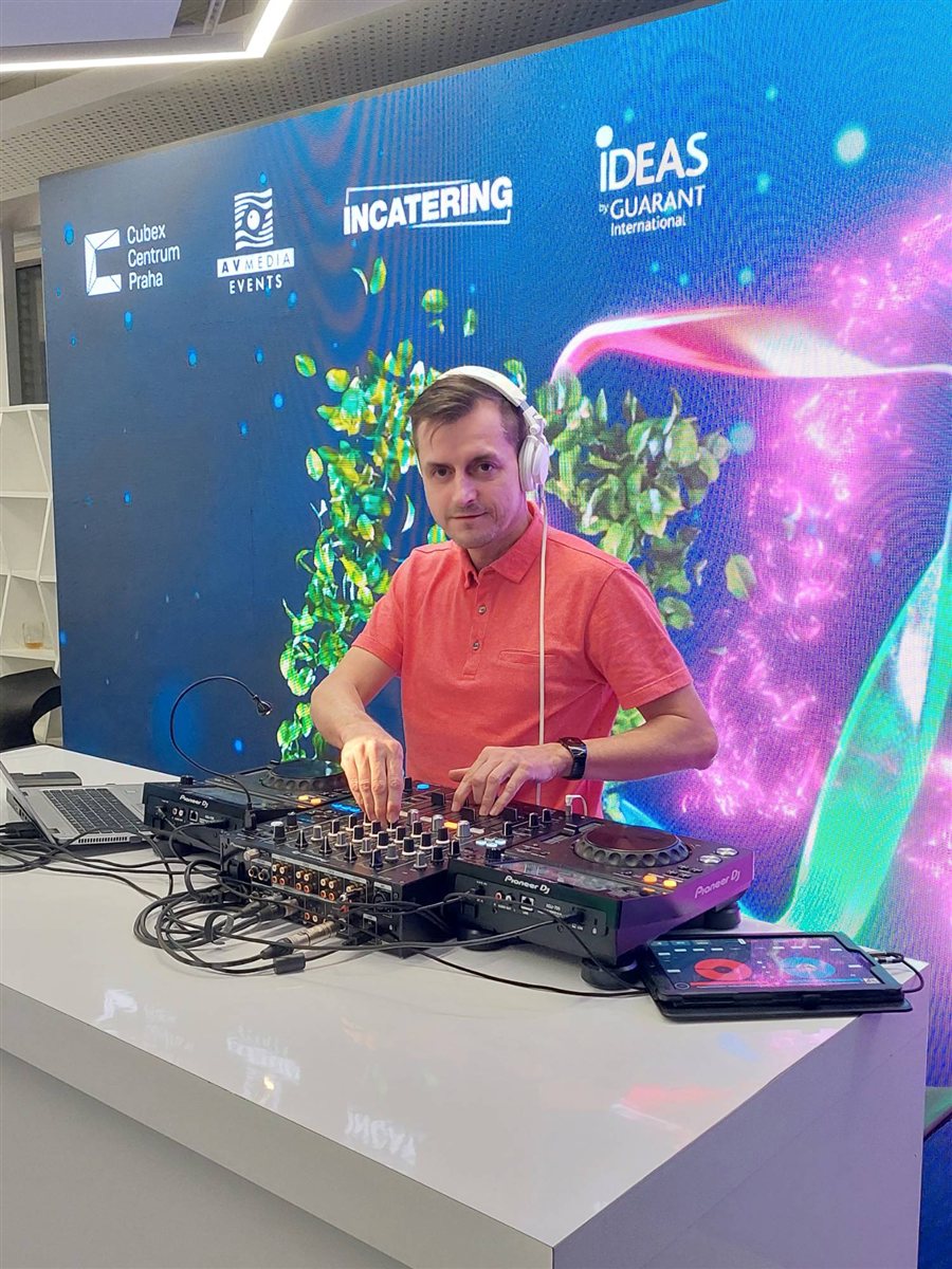 Jan Císař za DJ pultem na firemní akci v Cubex Centru Praha