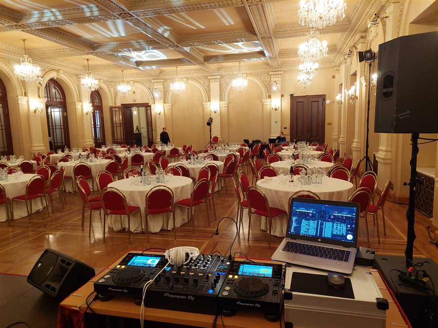DJ pult připravený v sále s lustry
