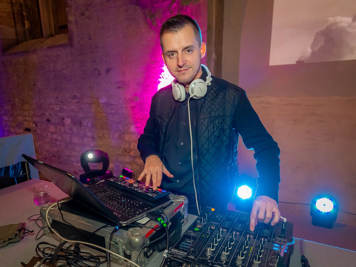 Jan Císař za DJ pultem na firemním večírku