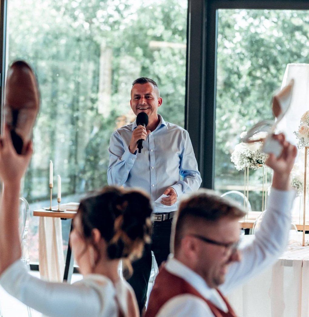 Jan Císař moderuje svatební hru s novomanželi