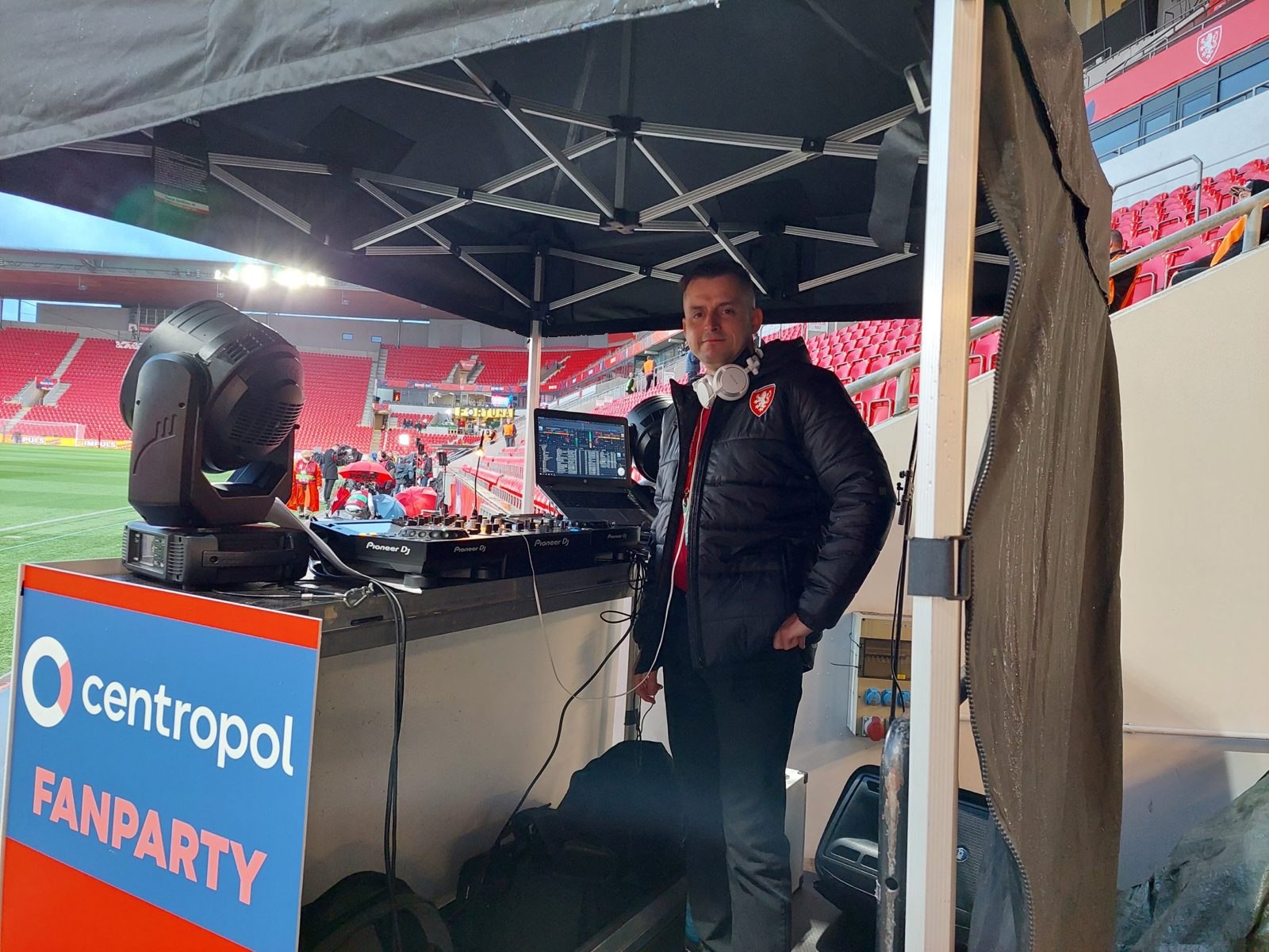 Jan Císař na fanpartyzoně u stadionu